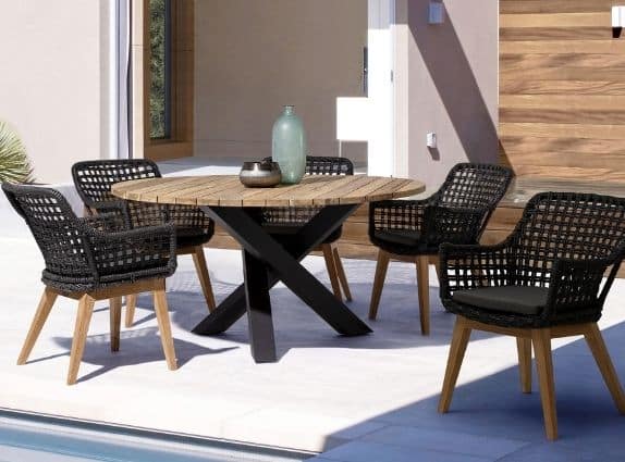 Chaises noires déco et table en bois - Bizzotto chez GardenSKoncept